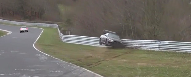 Momentul dureros in care un Nissan GT-R R34 loveste parapetul de protectie de la Nurburgring