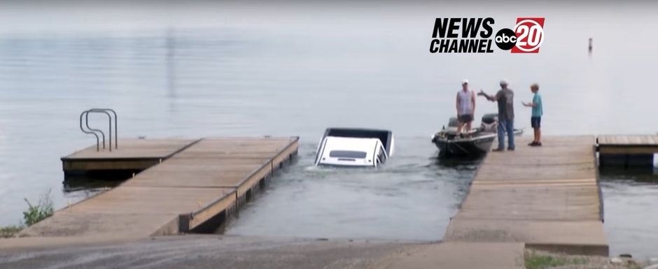 Momentul in care o camioneta ajunge in lac dupa ce soferul uita sa traga frana de mana, surprins in direct, la TV. Video