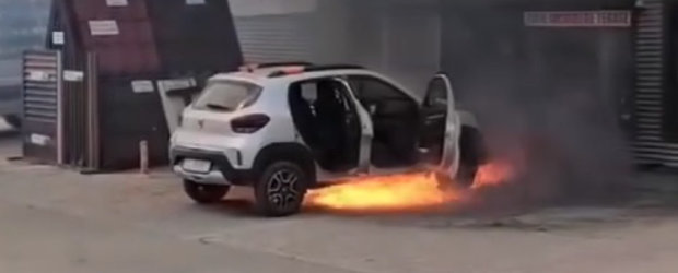Momentul in care o Dacia Spring ia foc din senin si arde complet intr-o parcare din Tulcea. Video