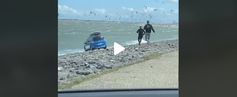 Momentul in care o Dacie ajunge in mare dupa ce soferul uita sa traga frana de mana. Video