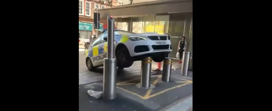 Momentul in care o masina de politie este luata pe sus dupa ce agentii au parcat intr-un loc nepermis. Video