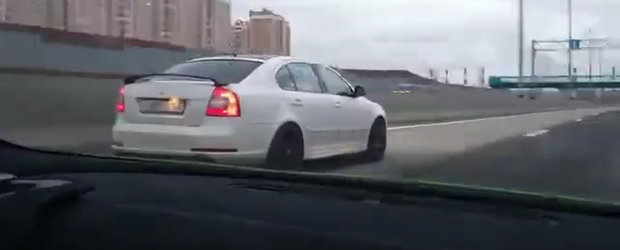 Momentul in care o Skoda Octavia aparent stock umileste un Lamborghini pe autostrada. Video