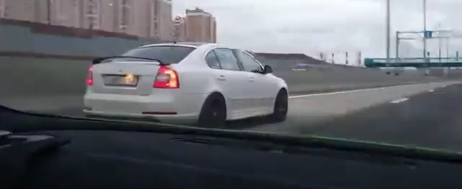 Momentul in care o Skoda Octavia aparent stock umileste un Lamborghini pe autostrada. Video