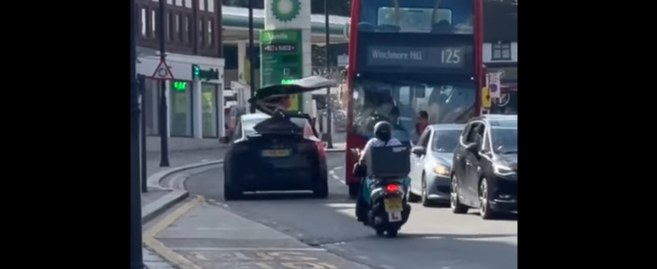 Momentul in care o Tesla care circula cu portiera spate deschisa loveste cu putere si sparge parbrizul unui autobuz din Londra. Video