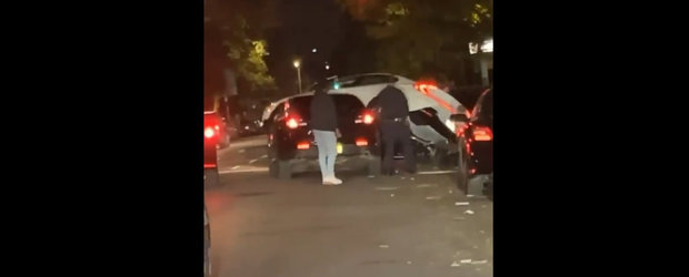 Momentul in care soferul unui Hyundai se urca pe o alta masina ca sa scape de politisti. Video