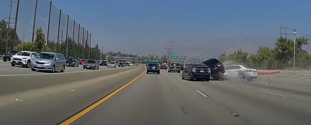 Momentul in care un BMW care incearca sa se strecoare printre doua masini provoaca un accident care inchide aproape toata autostrada. VIDEO