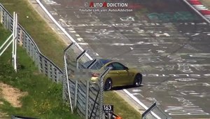 Momentul in care un BMW M4 loveste parapetul de protectie de la Nurburgring