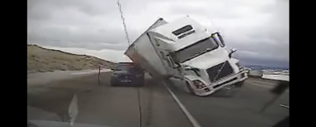 Momentul in care un camion este luat de vant pe o autostrada din Statele Unite