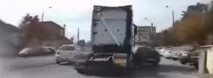 Momentul in care un cap tractor acroseaza un autoturism si il taraste cateva zeci de metri la Timisoara. VIDEO