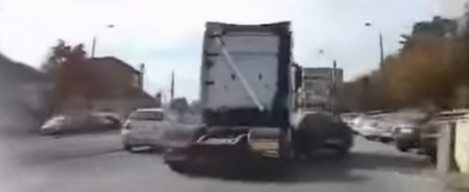 Momentul in care un cap tractor acroseaza un autoturism si il taraste cateva zeci de metri la Timisoara. VIDEO Momentul in care un cap tractor acroseaza un autoturism si il taraste cateva zeci de metri la Timisoara. VIDEO