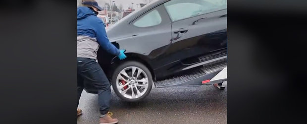 Momentul in care un Hyundai de 30.000 de dolari cade din trailerul cu care este transportat. Video
