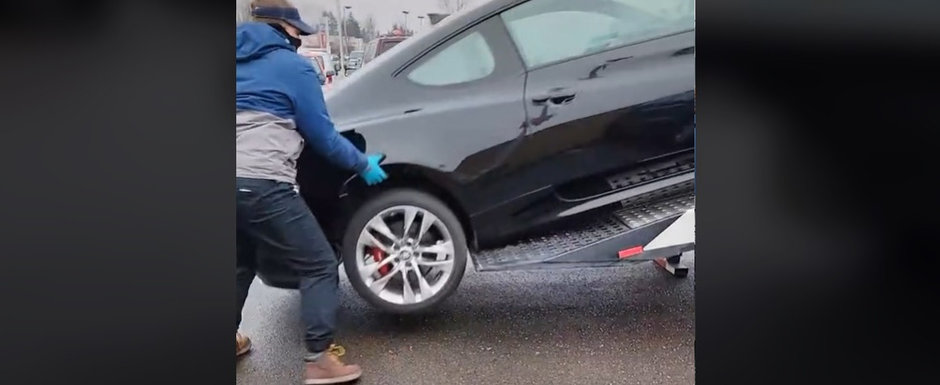 Momentul in care un Hyundai de 30.000 de dolari cade din trailerul cu care este transportat. Video Momentul in care un Hyundai de 30.000 de dolari cade din trailerul cu care este transportat. Video