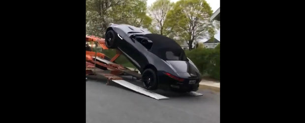 Momentul in care un Jaguar decapotabil cade din trailerul cu care este transportat si loveste o camioneta parcata pe strada. Video