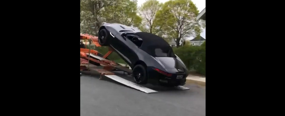 Momentul in care un Jaguar decapotabil cade din trailerul cu care este transportat si loveste o camioneta parcata pe strada. Video