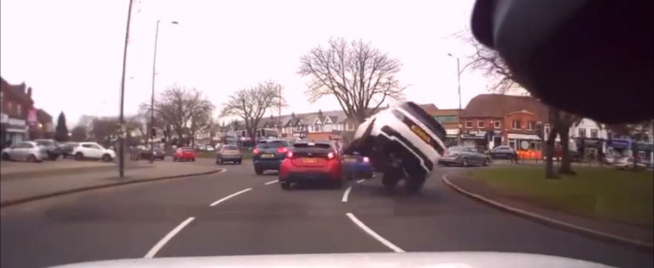 Momentul in care un Land Rover se ridica pe doua roti dupa ce loveste o Toyota Yaris. Video Momentul in care un Land Rover se ridica pe doua roti dupa ce loveste o Toyota Yaris. Video