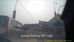 Momentul in care un M4 e lovit din lateral de o Toyota care trece pe rosu - VIDEO ONBOARD