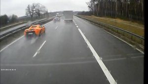 Momentul in care un McLaren de 250.000+ euro se face praf pe autostrada