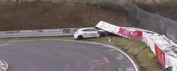 Momentul in care un Megane RS loveste puternic parapetii de la Nurburgring