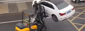 Momentul in care un Mercedes parcat ilegal este ridicat cu motostivuitorul in China. Video