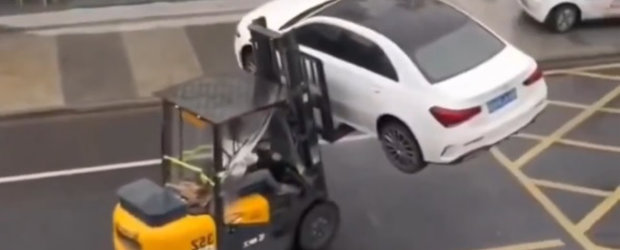 Momentul in care un Mercedes parcat ilegal este ridicat cu motostivuitorul in China. Video