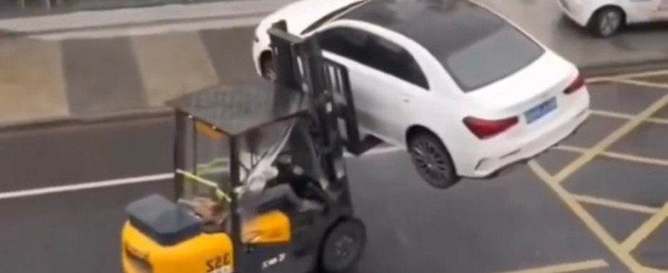 Momentul in care un Mercedes parcat ilegal este ridicat cu motostivuitorul in China. Video