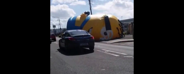 Momentul in care... un Minion de 12 metri inaltime da peste cap traficul din Dublin