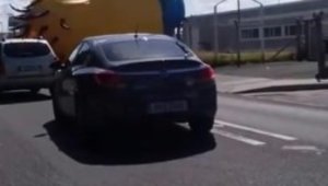 Momentul in care... un Minion de 12 metri inaltime da peste cap traficul din Dublin