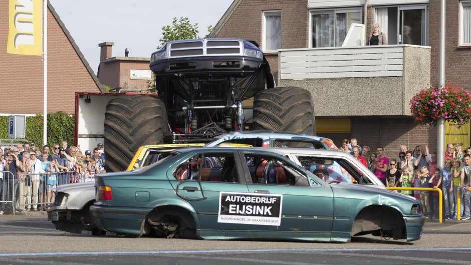 Momentul in care un Monster Truck ia 3 vieti in Olanda