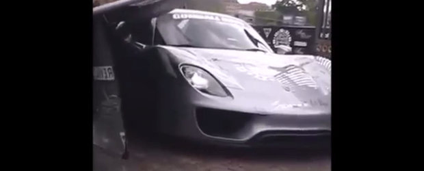 Momentul in care un panou publicitar... pica peste un pretios Porsche 918 Spyder