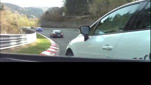 Momentul in care un Renault Clio se rastoarna la Nurburgring