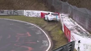 Momentul in care un Renault Megane RS loveste puternic parapetii de la Nurburgring