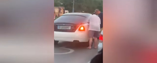 Momentul in care un Rolls-Royce ramane fara benzina in Mamaia si este alimentat dintr-un bidon de cinci litri de plastic. Video