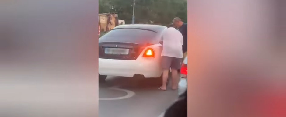 Momentul in care un Rolls-Royce ramane fara benzina in Mamaia si este alimentat dintr-un bidon de cinci litri de plastic. Video