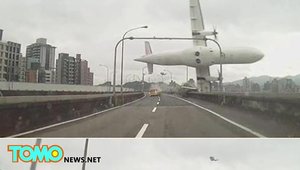 Momentul in care un taxi e spulberat de... un avion in cadere
