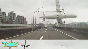 Momentul in care un taxi e spulberat de... un avion in cadere