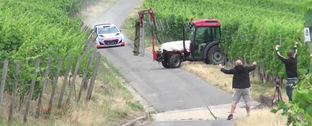 Momentul in care un tractor da buzna pe traseul Raliului Germaniei