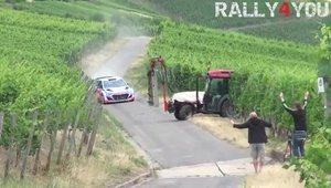 Momentul in care un tractor da buzna pe traseul Raliului Germaniei