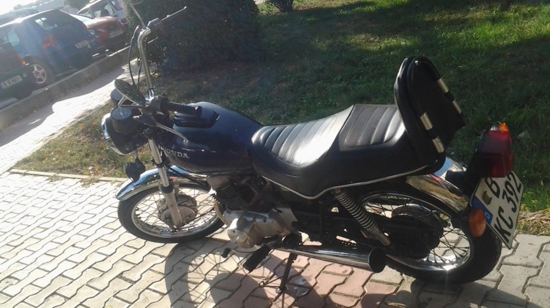 Motocicleta Honda CM 185