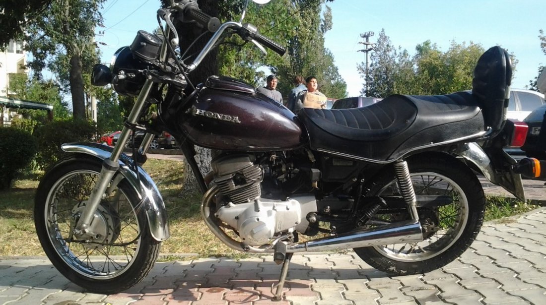 Motocicleta Honda CM 185