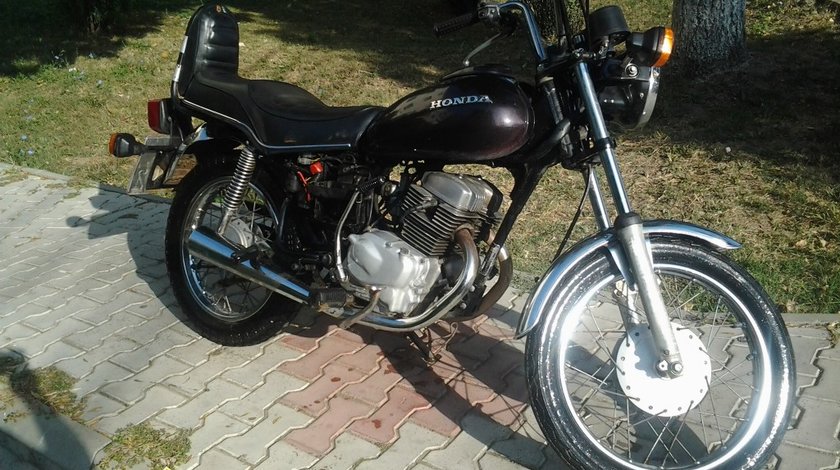 Motocicleta Honda CM 185