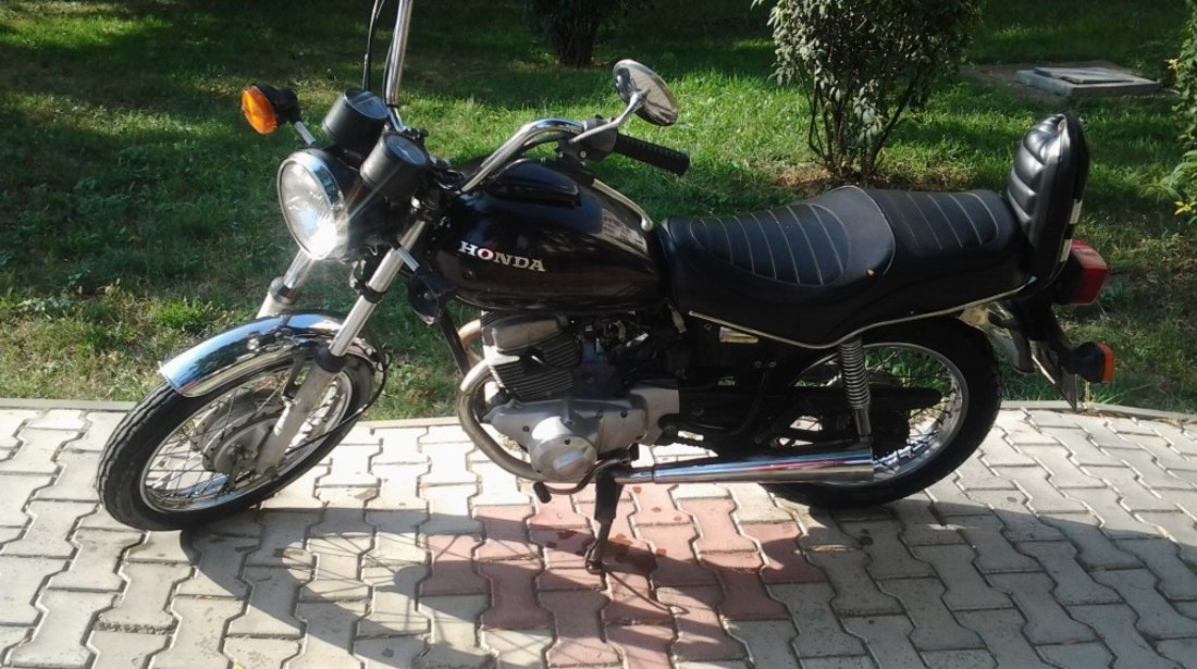 Motocicleta Honda CM 185