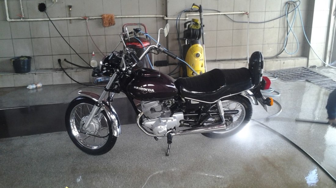 Motocicleta Honda CM 185