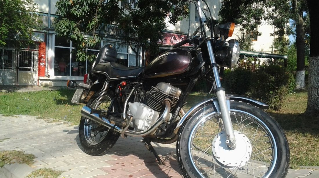 Motocicleta Honda CM 185