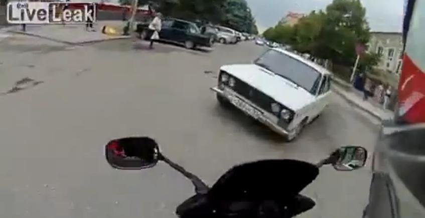 Motocicleta vs. Lada. Cu dragoste, din Rusia!
