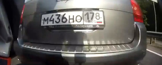 Motocicleta vs. Porsche Cayenne: 1-0 pentru masina