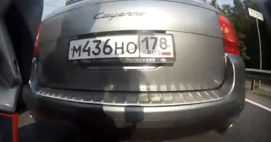 Motocicleta vs. Porsche Cayenne: 1-0 pentru masina Motocicleta vs. Porsche Cayenne: 1-0 pentru masina