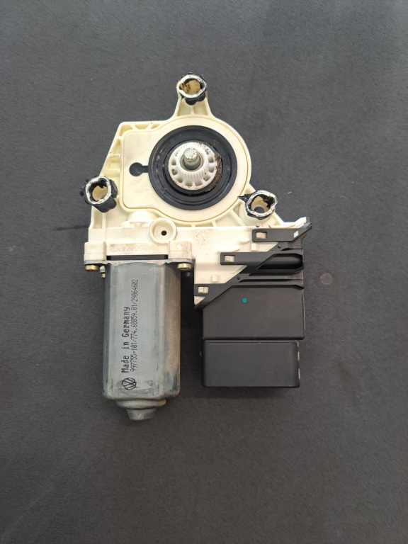 Motor de control geam usa dreapta spate VW Golf 5 2003 - 2009 - COD 1K0959704C
