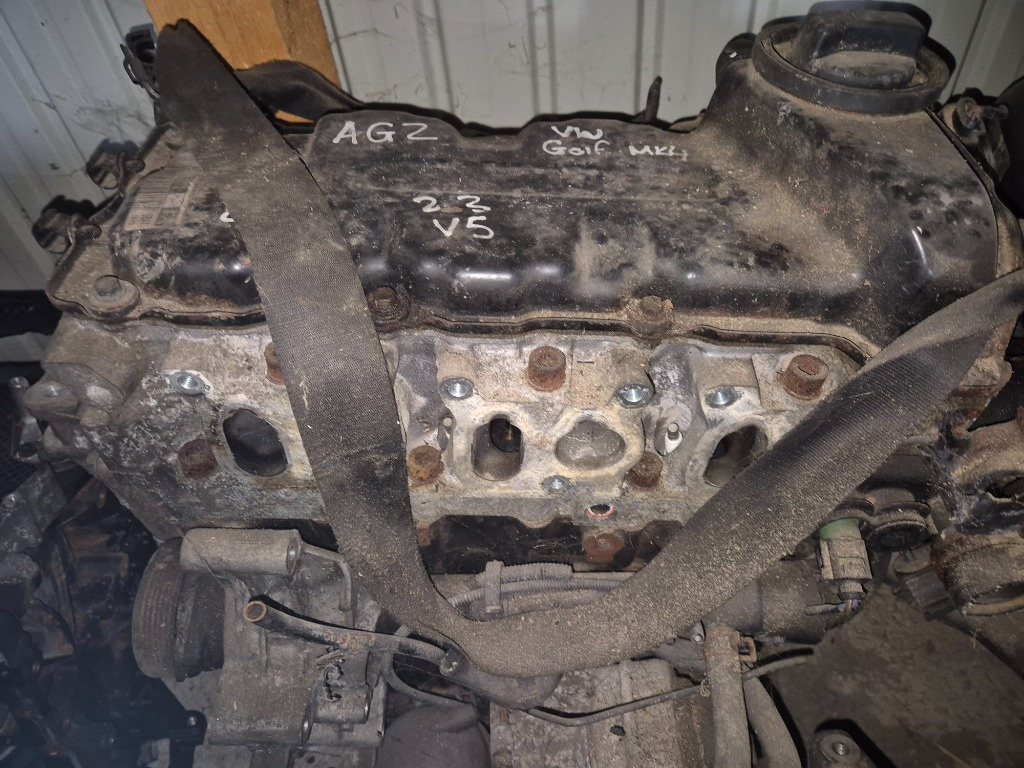 Motor fara anexe Volkswagen 2.3i benzina tip motor AGZ
