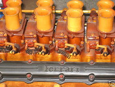 Motor Ferrari de lemn