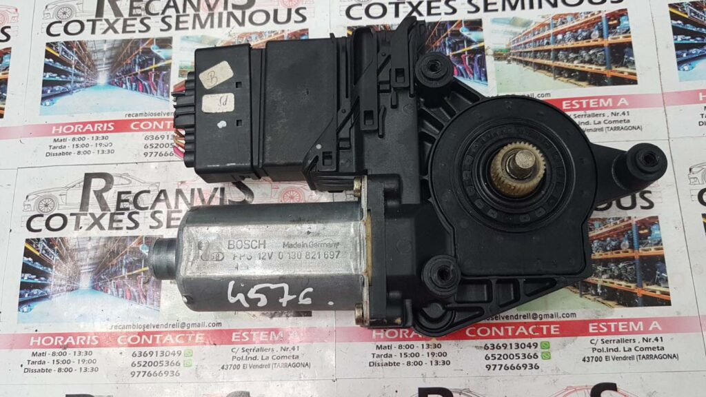 MOTOR geam spate VOLKSWAGEN PASSAT 3B5 839 751 CM / 3B5839751CM / 4834117638300 / 9700105558300 / 105406-301 / 105406 301 / 105406301 / 05074280 / 01308216973B5 839 751 CM / 3B5839751CM / 4834117638300 / 9700105558300 / 105406-301 / 105406 301 / 1054